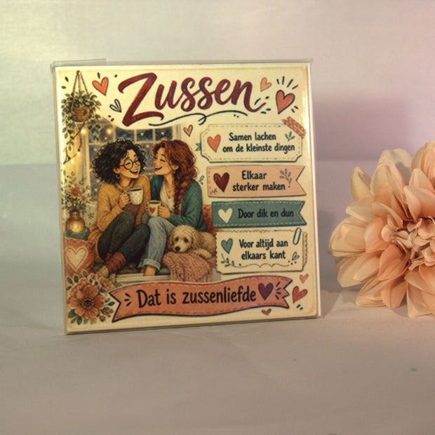 Keramisch tegeltje 'Zussen – dat is zussenliefde' met twee zussen illustratie en lieve teksten – uniek cadeau voor je zus
