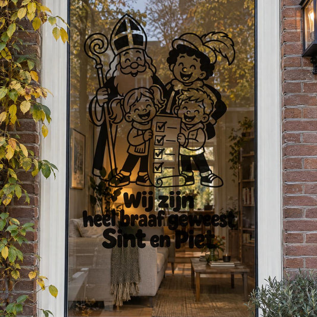 Zwarte statische raamsticker met Sint en Piet en twee kinderen met de tekst "Wij zijn heel braaf geweest Sint en Piet" op een huisraam