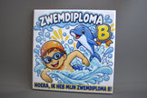 Keramisch tegeltje Zwemdiploma B Hoera Ik Heb Mijn Zwemdiploma B met zwemmend kind en springende dolfijn – cadeau zwemdiploma

