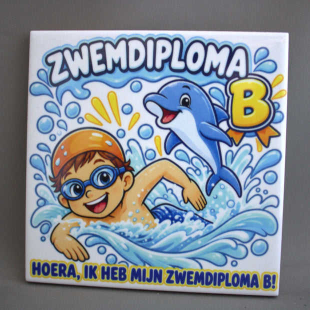 Keramisch tegeltje Zwemdiploma B Hoera Ik Heb Mijn Zwemdiploma B met zwemmend kind en springende dolfijn – cadeau zwemdiploma

