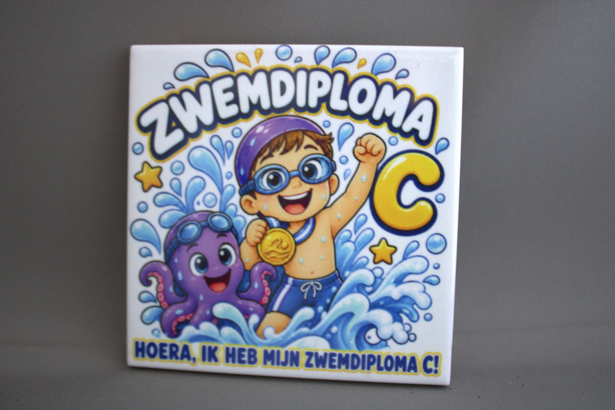 Keramisch tegeltje Zwemdiploma C Hoera Ik Heb Mijn Zwemdiploma C met zwemmend kind gouden medaille en paarse octopus – cadeau zwemdiploma

