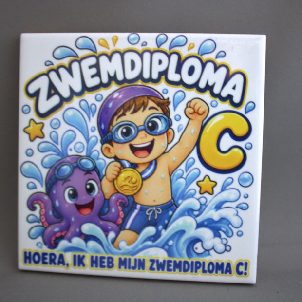 Keramisch tegeltje Zwemdiploma C Hoera Ik Heb Mijn Zwemdiploma C met zwemmend kind gouden medaille en paarse octopus – cadeau zwemdiploma

