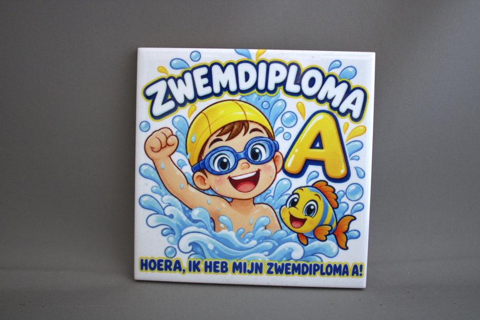 Keramisch tegeltje Zwemdiploma A Hoera Ik Heb Mijn Zwemdiploma A met zwemmend kind en vrolijke vis – cadeau zwemdiploma

