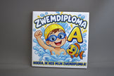 Keramisch tegeltje Zwemdiploma A Hoera Ik Heb Mijn Zwemdiploma A met zwemmend kind en vrolijke vis – cadeau zwemdiploma

