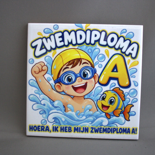 Keramisch tegeltje Zwemdiploma A Hoera Ik Heb Mijn Zwemdiploma A met zwemmend kind en vrolijke vis – cadeau zwemdiploma

