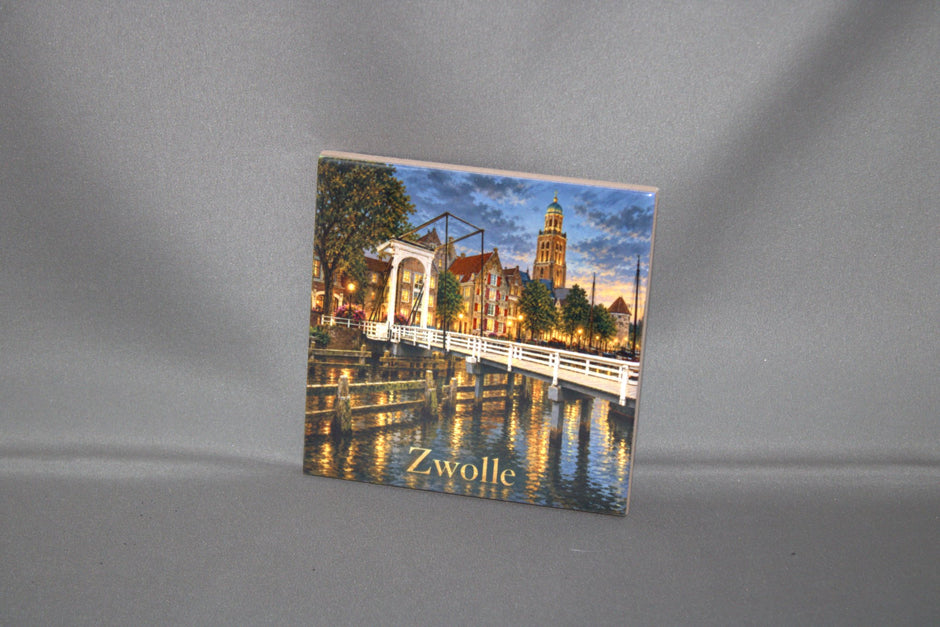 Keramisch tegeltje Zwolle by Night met Peperbus en Sassenpoort – uniek souvenir of cadeau voor Zwollenaren

