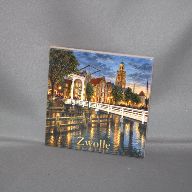 Keramisch tegeltje Zwolle by Night met Peperbus en Sassenpoort – uniek souvenir of cadeau voor Zwollenaren

